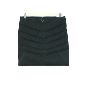 HIGH WAISTED BLACK PLEATED MINI SKIRT · SIZE L